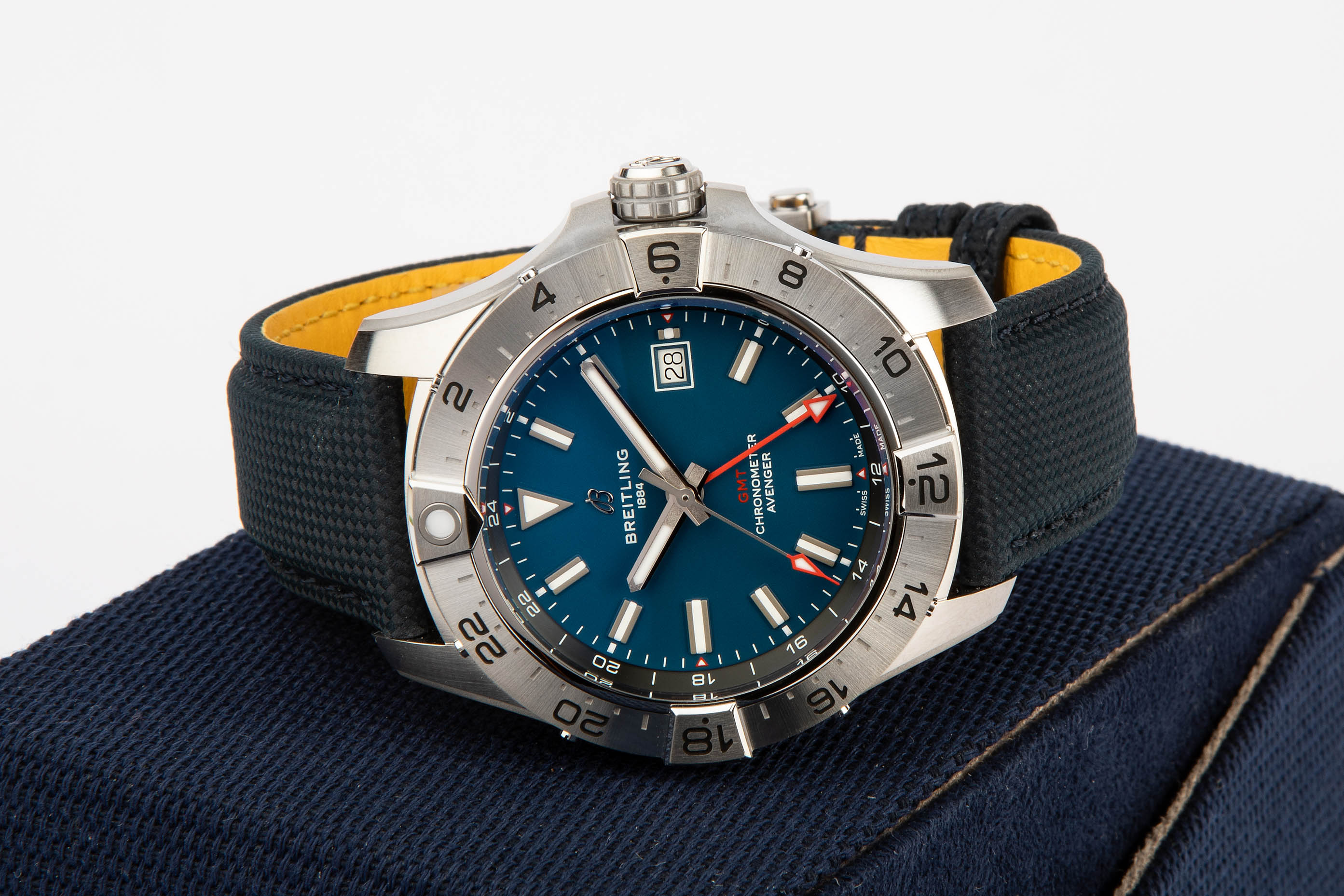BREITLING AVENGER AUTOMATIC GMT 44